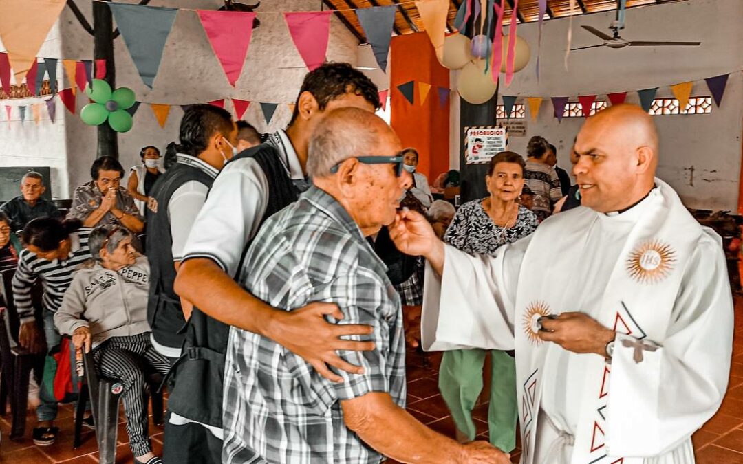 Adultos mayores se benefician con atención integral desde la pastoral de la salud, en la parroquia San Isidro Labrador